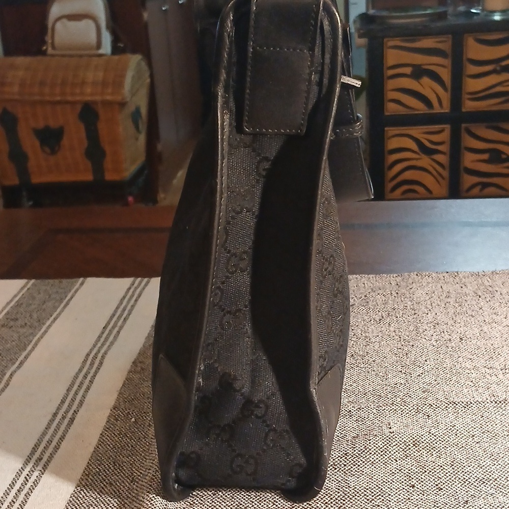 Authentic Gucci Black Hand Bag - Picture 4 of 16